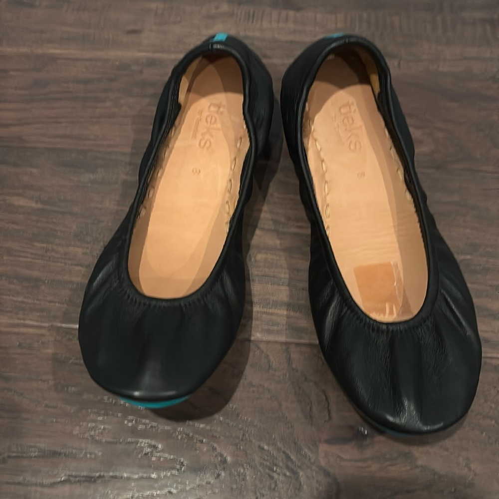 Tieks Ballett flat, matte black. Size 8.
